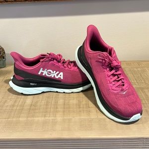 HOKA ONE ONE Mach 4 in Festival Fuchsia! Beautiful like new! Size 9